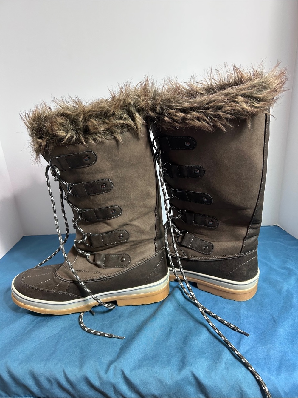 Women’s size large 8/9 Brown Faux-Fur Trim Tall Winter Lace-Up Boots